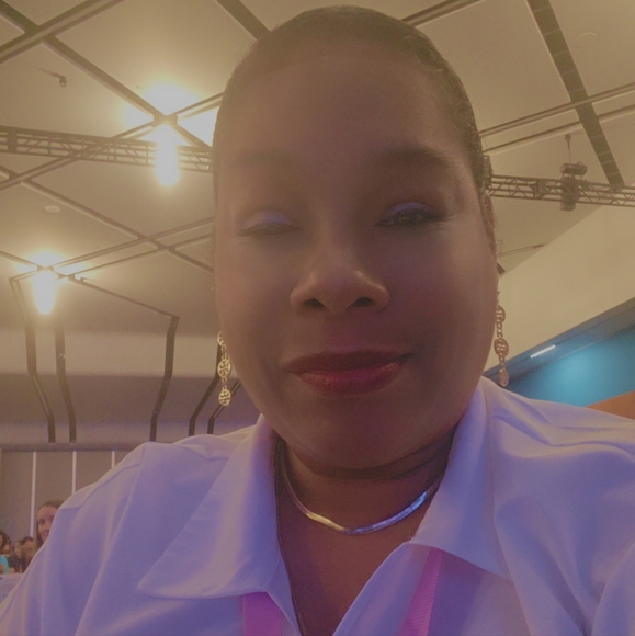 🔥Meet your Posher, Mrs. Doniniques🔥 - Picture 8 of 17